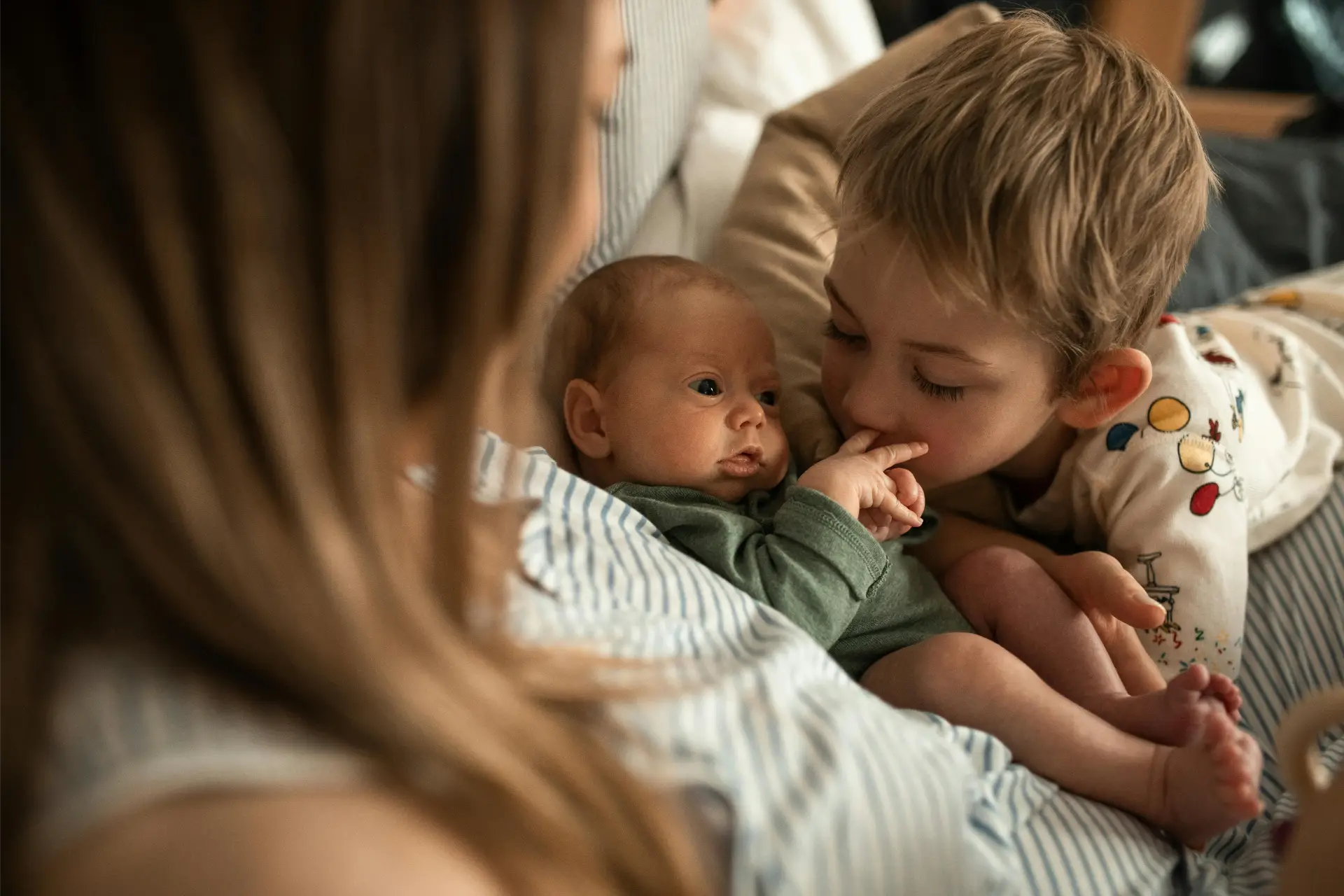 Una mamma, un neonato e il suo fratellino